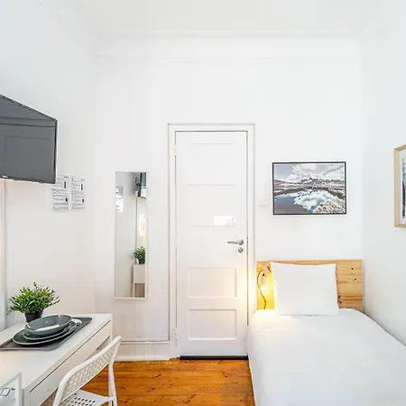 April Square By Lisbon With Sintra - Shared Bathrooms Pensión Amadora