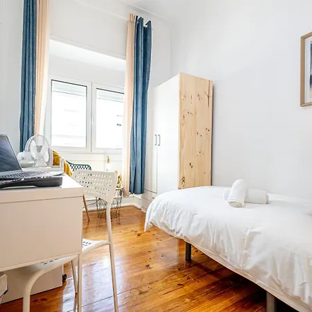 April Square By Lisbon With Sintra - Shared Bathrooms Pensionat *