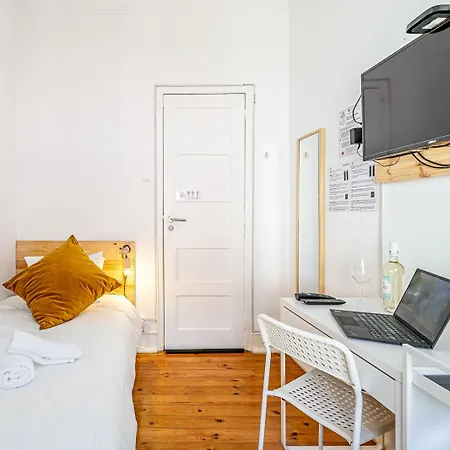Pensionat April Square By Lisbon With Sintra - Shared Bathrooms Amadora