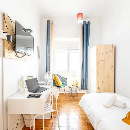 April Square By Lisbon With Sintra - Shared Bathrooms Pensión Amadora