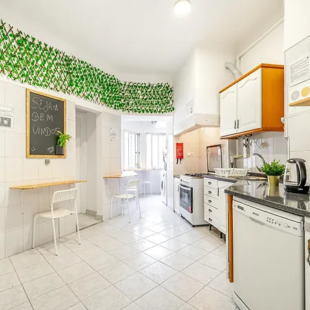 Pensionat April Square By Lisbon With Sintra - Shared Bathrooms Amadora